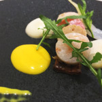 エクロール - オードブル。海老、ウサギ、玉ねぎのチャツネ、タルト。柑橘、スービーズのソース。ウサギは初体験。癖がなく淡泊、後味は甘い。