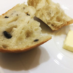 エクロール - 自家製パン。練り込んだオリーブは罪深き魔の所業、４個はいける。