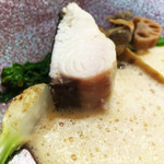 エクロール - 魚料理。鰆、春の根菜、菜の花。オマール海老の泡のソース。絶妙な火入れ。