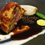 エクロール - 肉料理。千寿豚、春キャベツ。ジャガイモ、レンズ豆、ジュのソース。フォークで崩せるほど柔らかい。