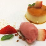 エクロール - デザート。ホワイトチョコのプリン、苺のソルベ。小石のように散りばめたのは砕いたホワイトチョコ。