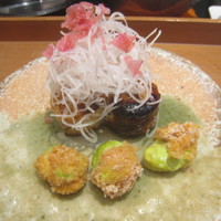 日本料理 晴山 - サワラ・ウドと桜花びら乗せ、そら豆のかき揚げ