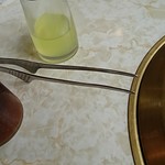 焼肉ハウス 明洞 - お肉を持つ食器