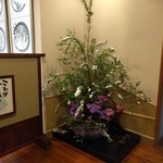 山田屋 - 大女将が生けるお花は何時もとっても素敵ですね。