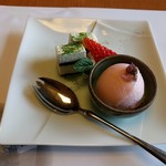 山田屋 - デザート…桜のシャーべットとティラミス