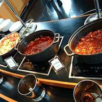 カフェトスカ - Cafe Tosca ＠THE YOKOHAMA BAY HOTEL TOKYU 煮込み料理などのテーブル