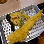 Tenkichi - 穴子天ぷら定食(¥860) 天ぷらアップ
                        穴子以外はレンコン、オクラ、カボチャ、海苔。これではさすがに寂しいので、海老(¥120) 白身魚(¥100) 茄子(¥50) 舞茸(¥50)を追加した。