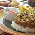 エアーズロック・カフェ＆ダディードーナツ - エアーズロック型のこだわりのドライカレーです。