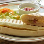 エアーズロック・カフェ＆ダディードーナツ - アツアツの焼きサンドウィッチです。