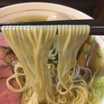 麺庵ちとせ - 全粒粉使用の自家製麺（平打ち細麺）です。 自家製麺とは思えないくらい美味しい麺です。 しなやかでコシがあり、歯切れの良い「パツッ」とした食感です。