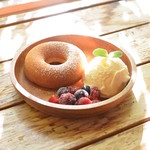 エアーズロック・カフェ＆ダディードーナツ - 当店オリジナルダディードーナツのアイスプレートです。