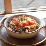 エアーズロック・カフェ＆ダディードーナツ - ウルルカレーをベースにフレッシュトマトを乗せたドリアです。