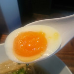 町田汁場 しおらーめん進化 - 半熟玉子