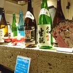 七日町亭 - 店内。福島の地酒が並ぶ