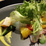 グリシーヌ - アスパラと天然真鯛と帆立のマリネのサラダ仕立て　菜花ソース