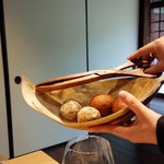 グリシーヌ - 桜の葉と花の塩漬け、玉ねぎのパン