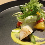 グリシーヌ - アスパラと天然真鯛と帆立のマリネのサラダ仕立て　菜花ソース