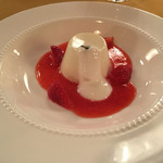 万平ホテル メインダイニングルーム - ムースに苺のソース