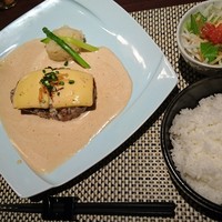 旬菜ステーキ処 らいむらいと - ライス、サラダがつきます