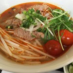 PHO NAMNAM - (2017年4月　訪問)スペシャルフォー。麺の色が白濃いめ、食感も茹ですぎか？やわっこくゴワゴワしていました。スープは美味しいけど、ミニトマトの必要性は私にはわかりませんでした。