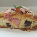 パンドール - 【2017.04】苺とショコラのクロワッサンダマンド(カット断面)