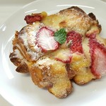 パンドール - 【2017.04】苺とショコラのクロワッサンダマンド(220円)