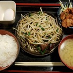 Suidoubashi Sakaba Gasshou - この日の合掌名物定食・ニラレバ+唐揚げ（750円）