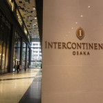 インターコンチネンタルホテル大阪 - 1階の入口はこの横