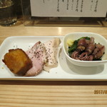 麦の道 すぐれ - 特製トッピング／￥350
      チャーシュー3種盛りには豚レアチャーシュー、鶏チャーシュー、角煮‥‥そしてホタルイカの酢味噌和えが付く