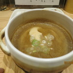 麦の道 すぐれ - 熱々に温められた器のつけ汁は動物系（鶏）魚介系、香草野菜の旨味がギッシリ凝縮されてる‥