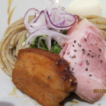 麦の道 すぐれ - 麺の上にはレアチャーシューと角煮が盛り付けられている