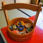 料亭 やまさ旅館 - 朝食、桶アップ…小鉢がたくさん！