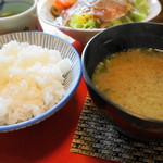 料亭 やまさ旅館 - ご飯と蕨の味噌汁