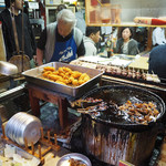 どての品川 - 串カツは自分でたれに浸す