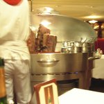 ロウリーズ・ザ・プライムリブ 東京 - シルバーカートで運ばれるプライムリブを目の前で切り分けます！