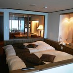 王ヶ頭ホテル - ベッドルーム、ガラス越しにダイニングルーム