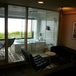 王ヶ頭ホテル - ソファーセット、シャワーブース、バスタブ