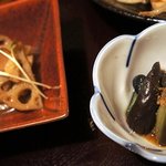 アサヒ屋食堂 - 小鉢は「茄子の胡麻和え」と「豚コマ肉と蓮根のきんぴら」。