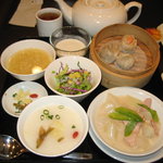 Tenshin sarou haruka - 日替わりランチ：ハムと大根のクリーム煮、カニ焼売・玉葱焼売・イカ餃子、お粥、スープ、サラダ、デザート　750円