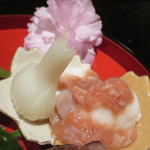 日本料理 幸庵 - のびる甘酢と鯛の白子の酒盗がけアップ