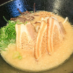 ラーメンしのはら - ラーメン「こくうまとんこつ」。大きなチャーシューが主張してますが美味しい一杯でした。