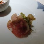 アピシウス - アミューズ（下）：フキノトウのフリッター、リヨン産サラミ