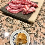 羊SUNRISE - 国産羊肉、山わさび　324円