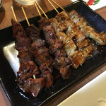 鳥月焼きとり店 - 鳥レバー100円、シロ90円各3本