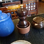 とんかつあさくら - ソース、岩塩、ふりかけ、マスタード