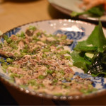 松江の味 郷土料理 出雲 川京 - ◉うなぎのたたき　白焼きにしたウナギを細かくたたいてお皿に敷き詰め、ニンニク、生姜、トンブリなどの薬味で秘伝の味付け。