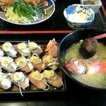 三共食堂 - 定番の小鯵鮨とカサゴの味噌汁