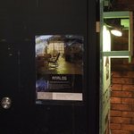 アナログ カフェ ラウンジ トーキョー - 建物入口横の店舗案内ポスターです。