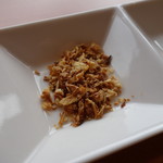 うえんで - 会津地鶏かけそばの薬味（揚げニンニク）