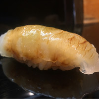 鮨 一條 - 江戸前真子鰈。少しざらついた歯触りの後にバキバキとした芯を感じる歯応えと旨みが広がる。軽く砂地の香りがする。多めの煮切りに対応するし しっかりとした旨みがあり美味！